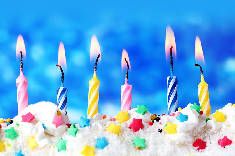 Bánh kem sinh nhật màu vàng nền trắng hình những hạt cườm cùng dòng chữ  happy birthday đẹp mắt  Bánh kem cao cấp